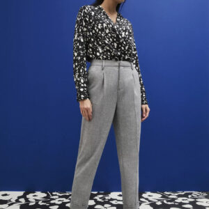 Garniturowe spodnie z podwiniętymi nogawkami w kant szare