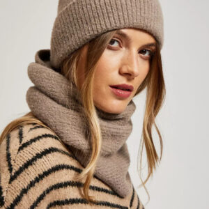 Czapka ozdobiona metaliczną nitką kawowa