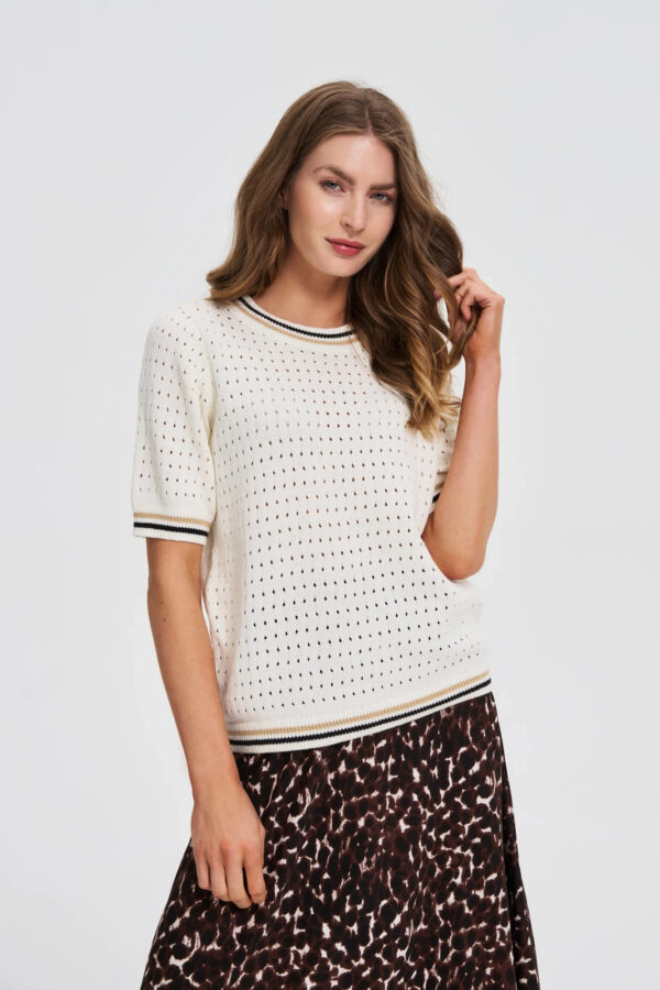 Ażurowy sweter ecru