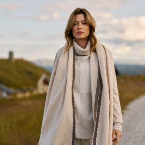 Gładki szal beżowy