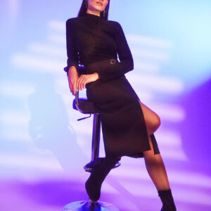 Bluzka z półgolfem ozdobiona metaliczną nitką czarna