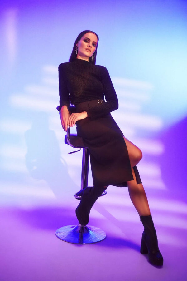 Bluzka z półgolfem ozdobiona metaliczną nitką czarna