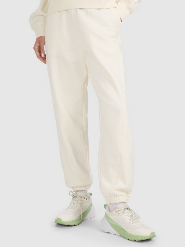 515609236d83b17e8d32773ab7dd3f34f7db8817 4F Spodnie dresowe joggery damskie - białe