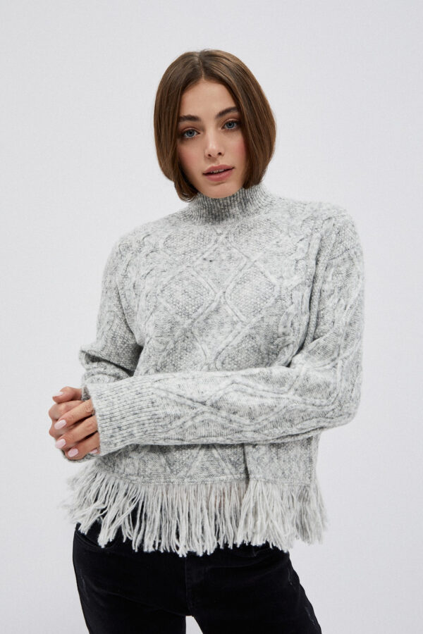 Sweter z golfem i frędzlami