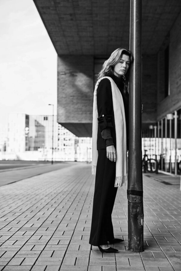 5538762742abc5bb5d4fb0c5636ac3ce2e4a841e Szal z frędzlami ecru