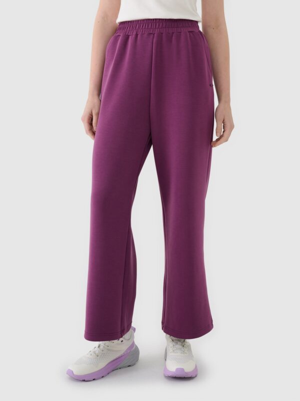 4F Spodnie dresowe z modalem z szerokimi nogawkami damskie - fioletowe