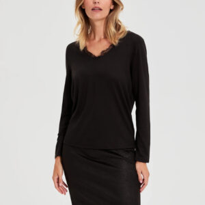 Sweter z koronkowym dekoltem czarna