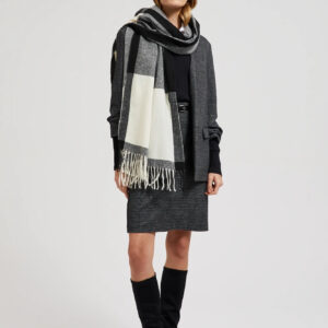 Ciepły szal z frędzlami czarny