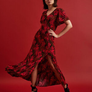 Sukienka z dekoltem w serek i tropikalnym printem czerwona