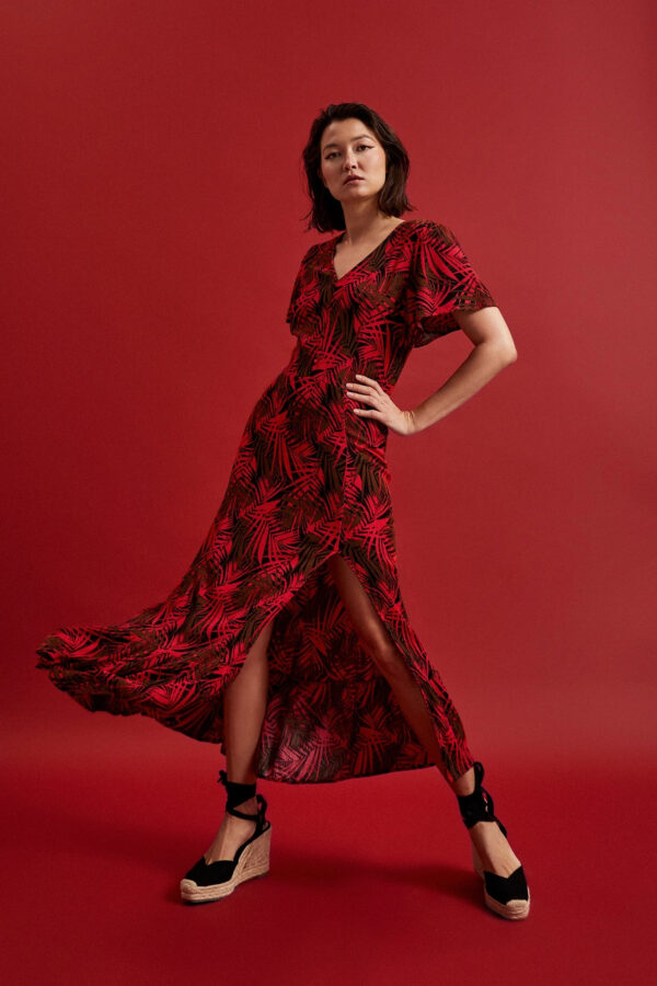 Sukienka z dekoltem w serek i tropikalnym printem czerwona