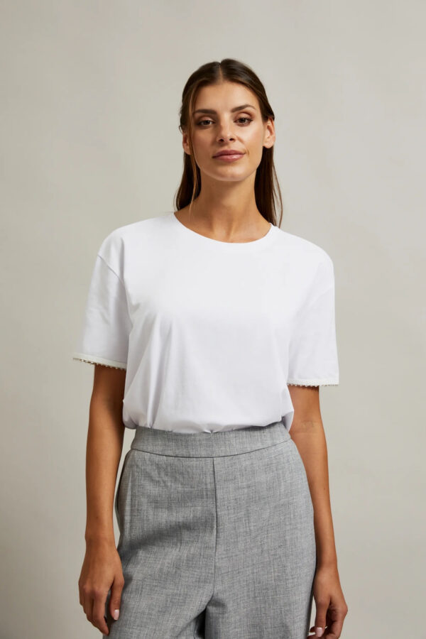 Bluzka z koralikami na rękawach biała