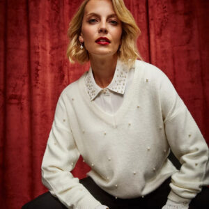 Sweter z dekoltem w serek z koralikami perłowy