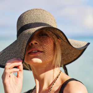 Słomkowy kapelusz z kokardą czarny