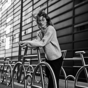 Sweter z perełkami beżowy