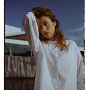 Koszula z ozdobnymi guzikami biała