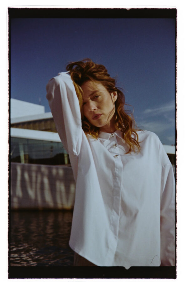 Koszula z ozdobnymi guzikami biała