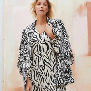 5fb8fd06c2777c7942f8d445f8072e6bd4dc6464 Sukienka beżowa z bufiastymi rękawami i zwierzęcym wzore