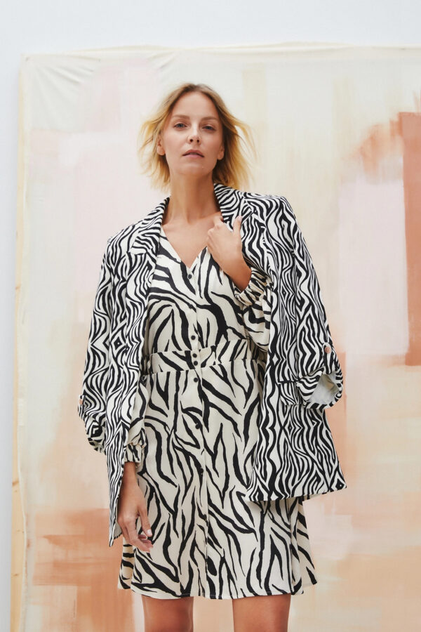 Sukienka beżowa z bufiastymi rękawami i zwierzęcym wzore