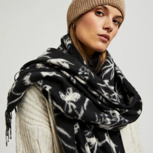 Ciepła czapka z prążkowanego materialu beżowa