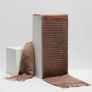 Szal w drobną kratę z ozdobną nitką