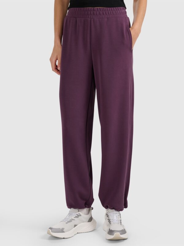 4F Spodnie dresowe z szerokimi nogawkami z modalem damskie - fioletowe