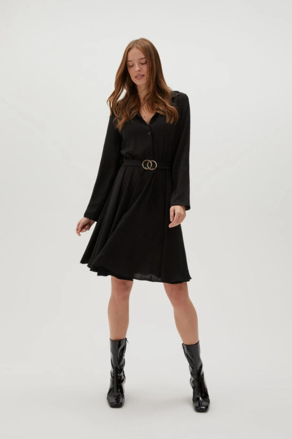 Koszulowa sukienka z eleganckim paskiem czarna