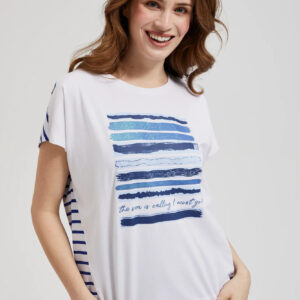 686300ffe86e81cdde9c10c8be36207de1511704 Bluzka z nadrukiem o prostym fasonie biała