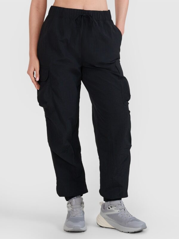 4F Spodnie casual cargo damskie - czarne