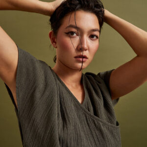 Koszula z dekoltem w serek i krótkimi rękawami oliwkowa