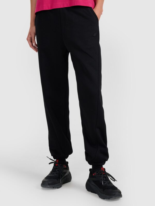 4F Spodnie dresowe joggery damskie - czarne