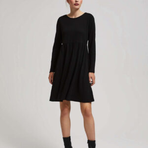 6b4c4489ff6679a42837bb46d7007c645a5f805a Sukienka z długimi rękawami i rozkloszowanym dołem czarna