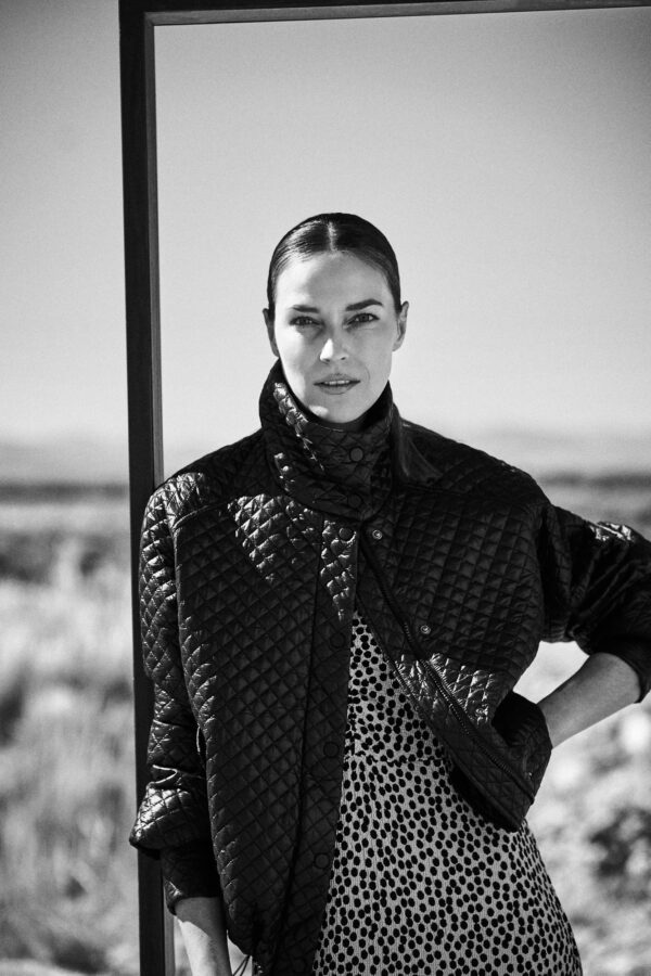 6c833b8b2354696f6c9b10ce43da98918f7be889 Krótka pikowna kurtka czarna