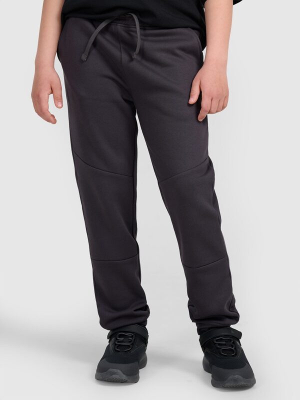 6d21853b5bb6d459d8600363e7a70adb44a5f293 4F Spodnie dresowe joggery chłopięce - szare 134 (8-9 lat)