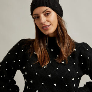 Prążkowana czapka z perełkami czarna