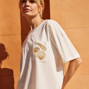 T-shirt z hatfem na kieszonce biały