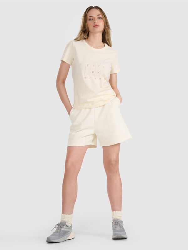 709b43c74c13c6f16d8af343f0d9d267bbdbbcb7 4F T-shirt regular z nadrukiem damski - beżowy