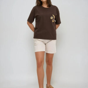 T-shirt z hatfem na kieszonce brązowy