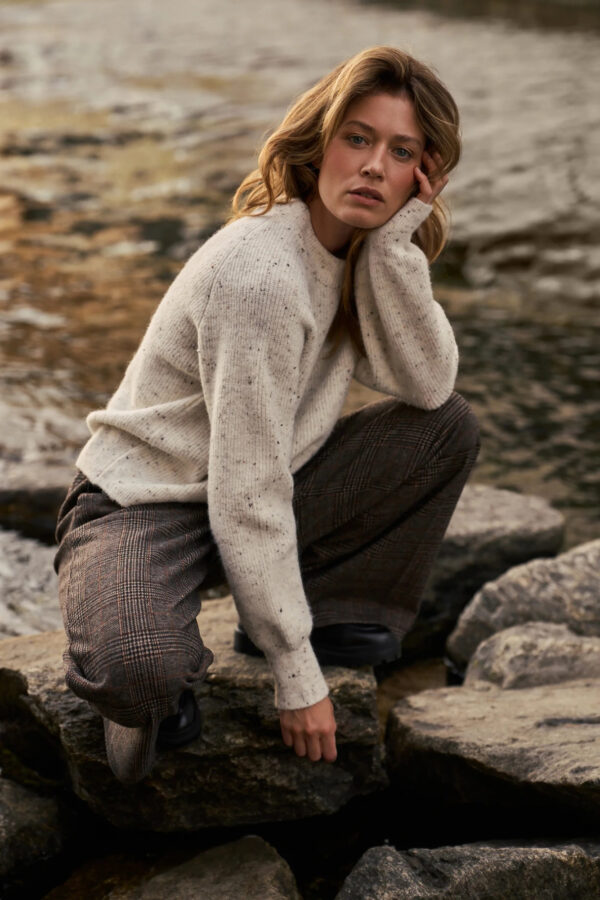 Sweter o prostym fasonie ecru