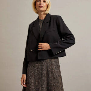 789b7b7589bcbbdac6e0ea8a09a8300f03792aa7 Krótka marynarka z ozdobymi guzikami czarna