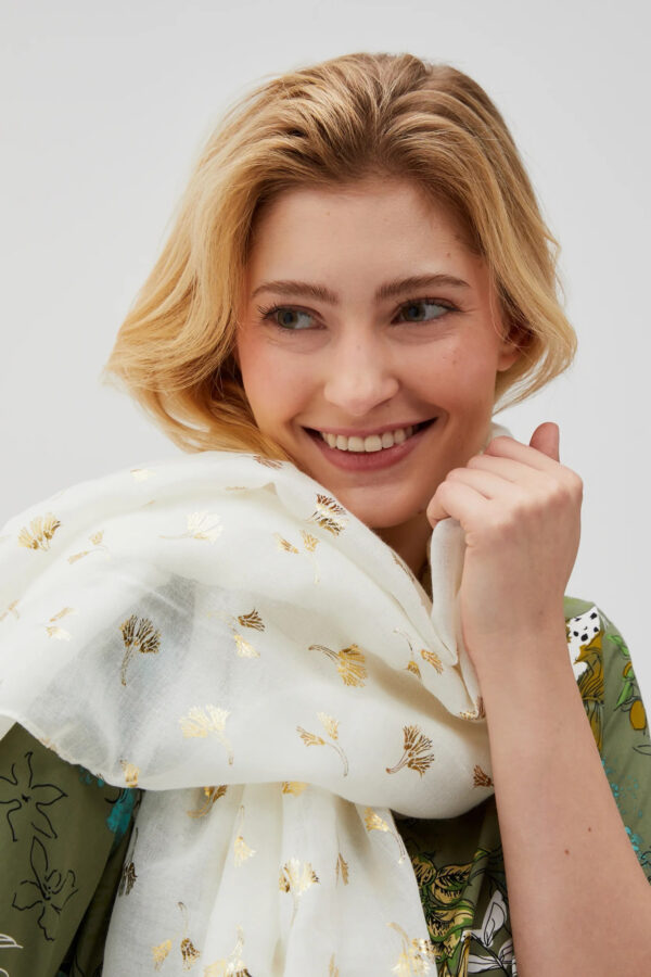 Letni szal z nadrukiem biały