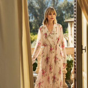 7b3b27f714fbe9ab2b8ca87547e6405699a1a7e3 Plisowana sukienka w kwiaty różowa