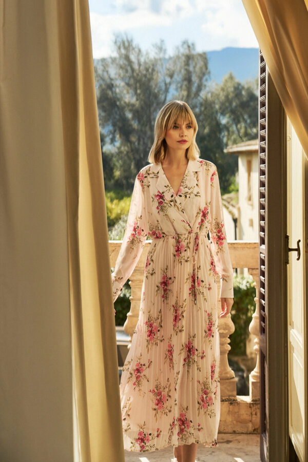 Plisowana sukienka w kwiaty różowa