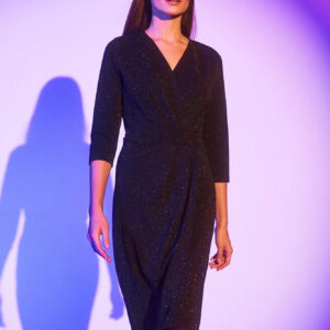 Sukienka ozdobiona metaliczną nitką