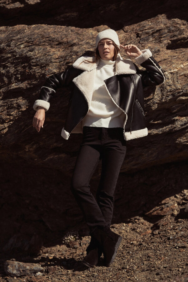 Kurtka z futrzanym kołnierzem czarna