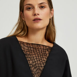 7c77a05d699d1452a0f43e28e7aa4cf41aa8a60c Koszula z ręcznie doszytymi koralikami na dekolcie czarna