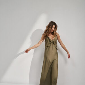 7c8a7f6f05fbc433aa6f243f40882f05a737ac68 Wiskozowa sukienka z falbankami oliwkowa