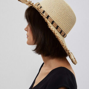 Kapelusz słomkowy z szerokim ronde