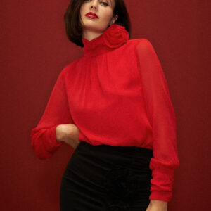 Elegancka koszula z ozdobną różą czerwona