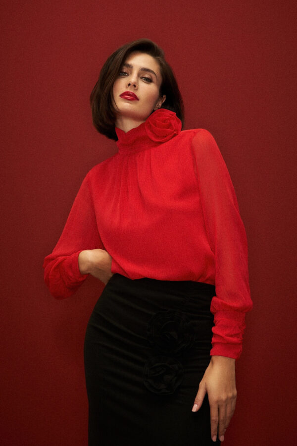 Elegancka koszula z ozdobną różą czerwona