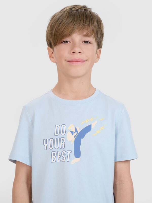 850884d12f94c4077726937c640c1787eafb4f0e 4F T-shirt regular z nadrukiem chłopięcy - niebieski 122 (6-7 lat)